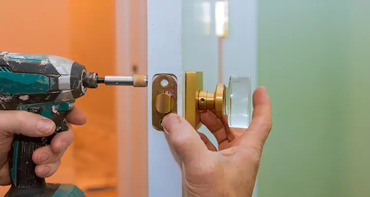 Broken Door Knob Fix in Coconut Creek, FL
